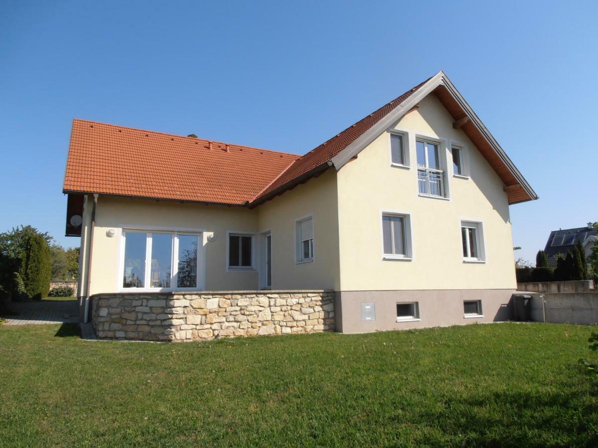 Ferienwohnung Am Kirchberg Jois Bagian luar foto